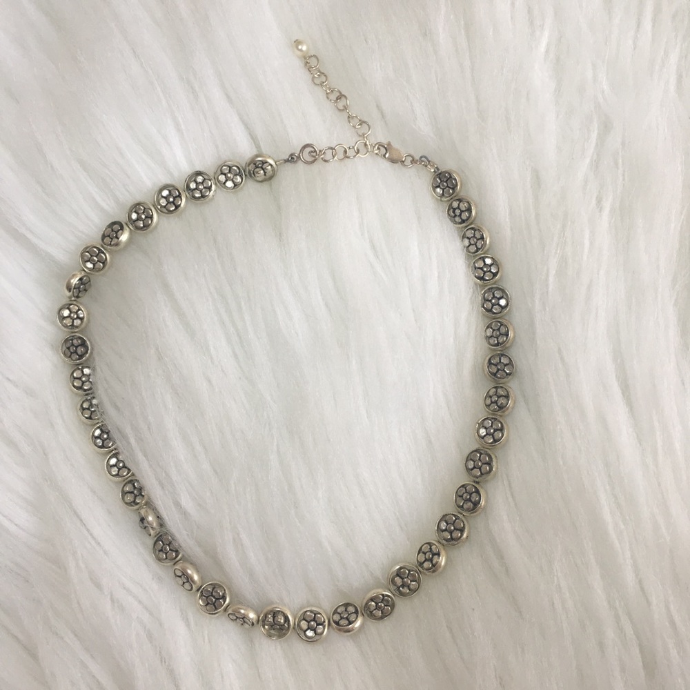 flowers in circle choker